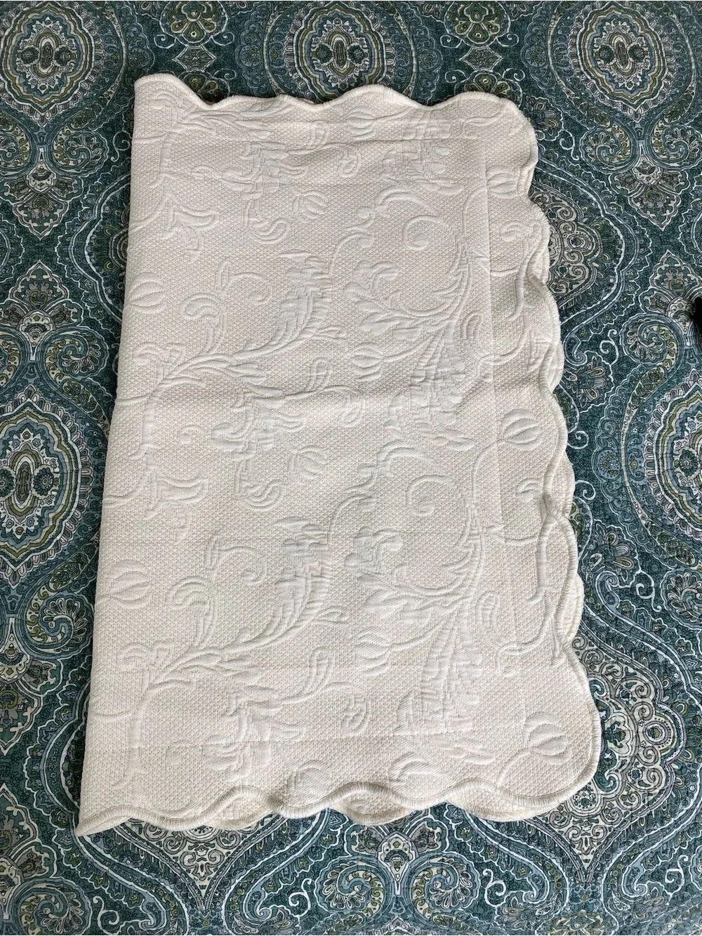 Matelasse Scalloped White Accent Pillow Cover -Colchas Domingo’s cream